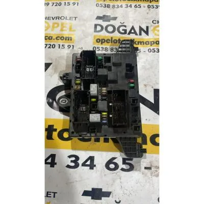 Opel Astra J BSİ Beyni GM 13302301 QQ Arka Sigorta Paneli 