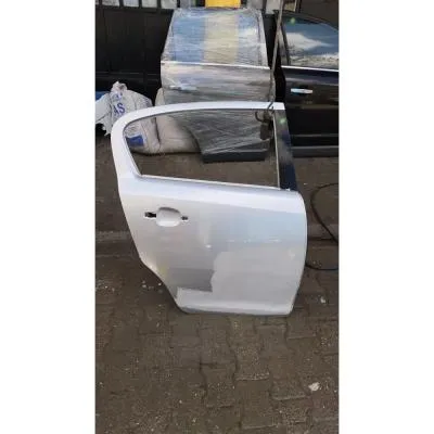 Opel Corsa D 2007-2014 Çıkma Sağ Arka Kapı Gümüş Gri Renk GM 