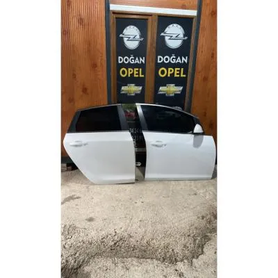 Opel Astra J 2010-2020 Çıkma Oijiinal Beyaz renk Sağ Ön Arka Kapı Hatasız Altak Şeklinde