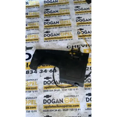 Chevrolet Yeni Aveo T300 Çıkma Orijinal Direksiyon Altı Dizlik Kaplama GM 