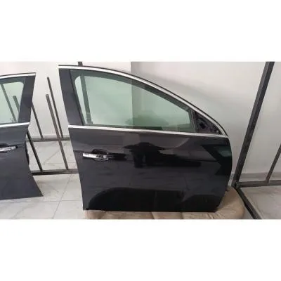 Opel İnsignia Sağ Ön Arka Kapı Siyah Renk Hatasız Altak Şeklinde 
